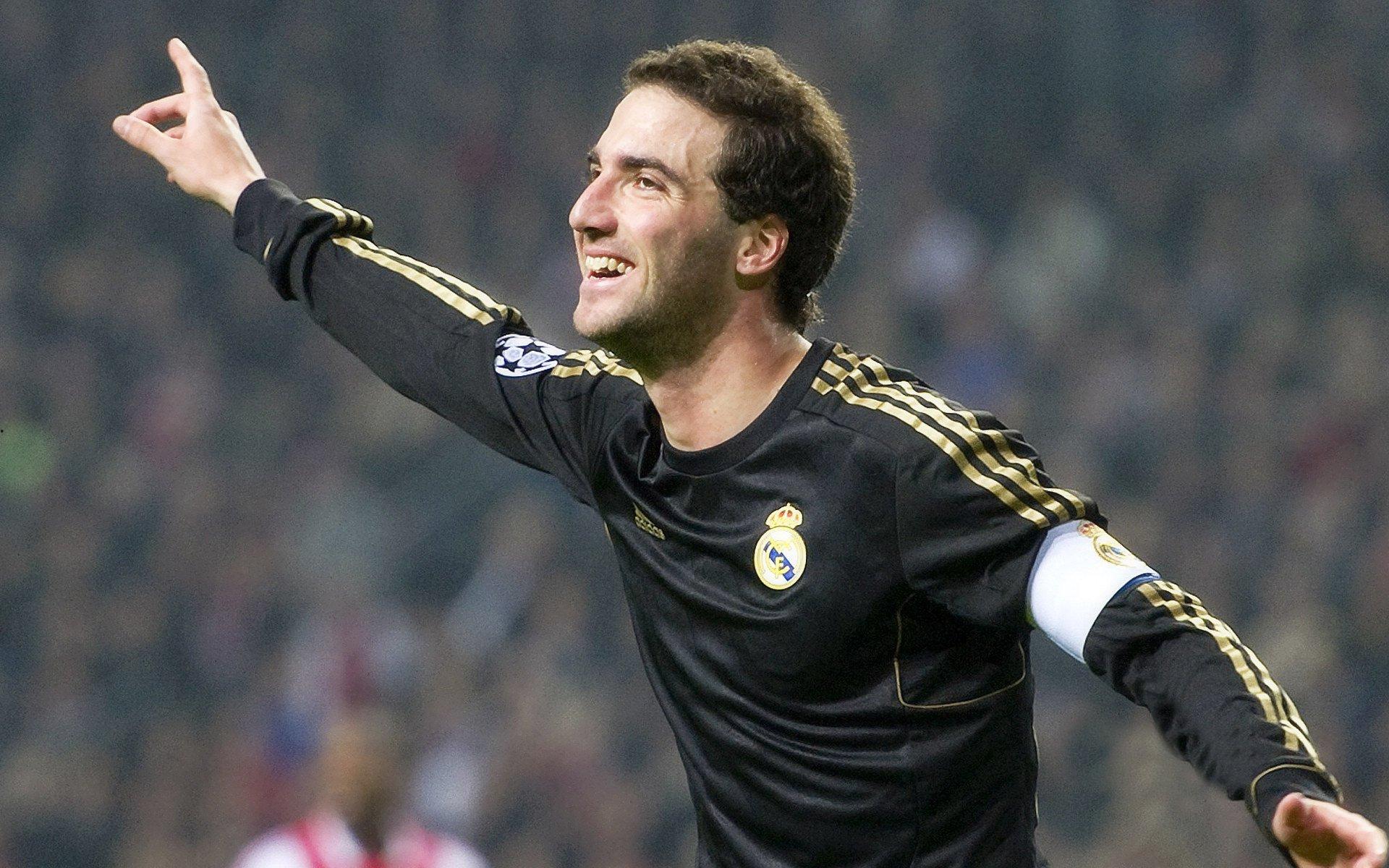 曼联6000万镑追逐新星中卫内幕曝光！球员已心属皇马，拉爵谈判被指抬价工具